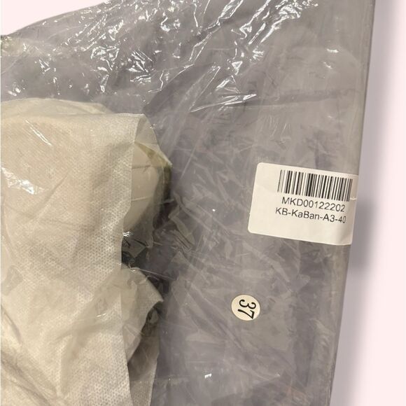 **NWT** Kids Cream and Gold Star Sneakers - Picture 5 of 5